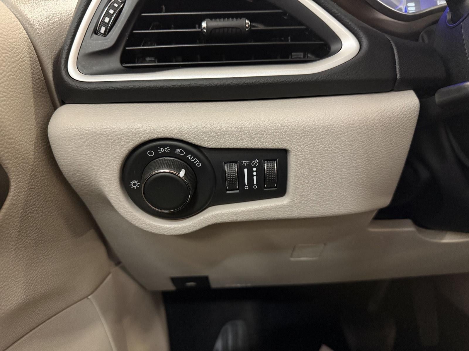 2022 Chrysler Voyager LX