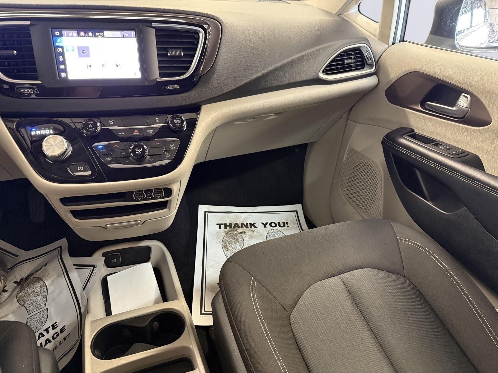 2022 Chrysler Voyager LX