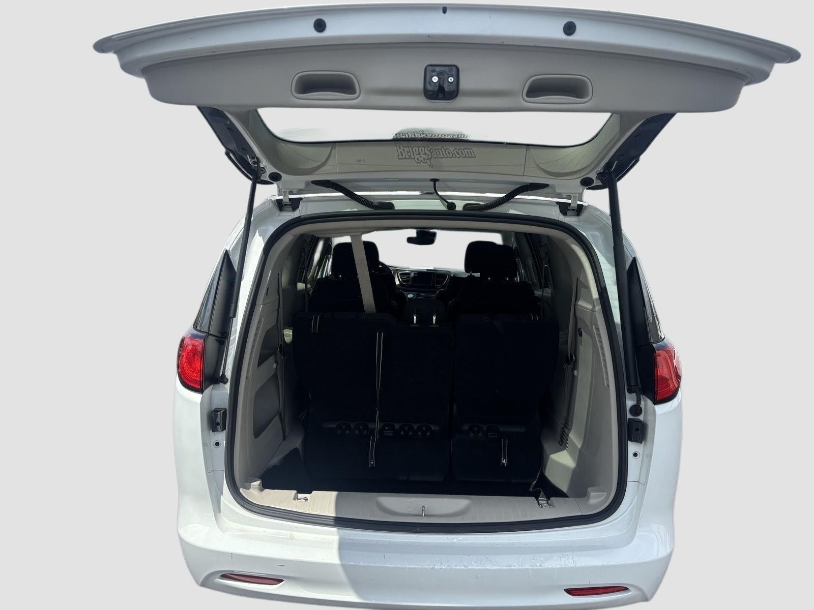 2023 Chrysler Voyager LX