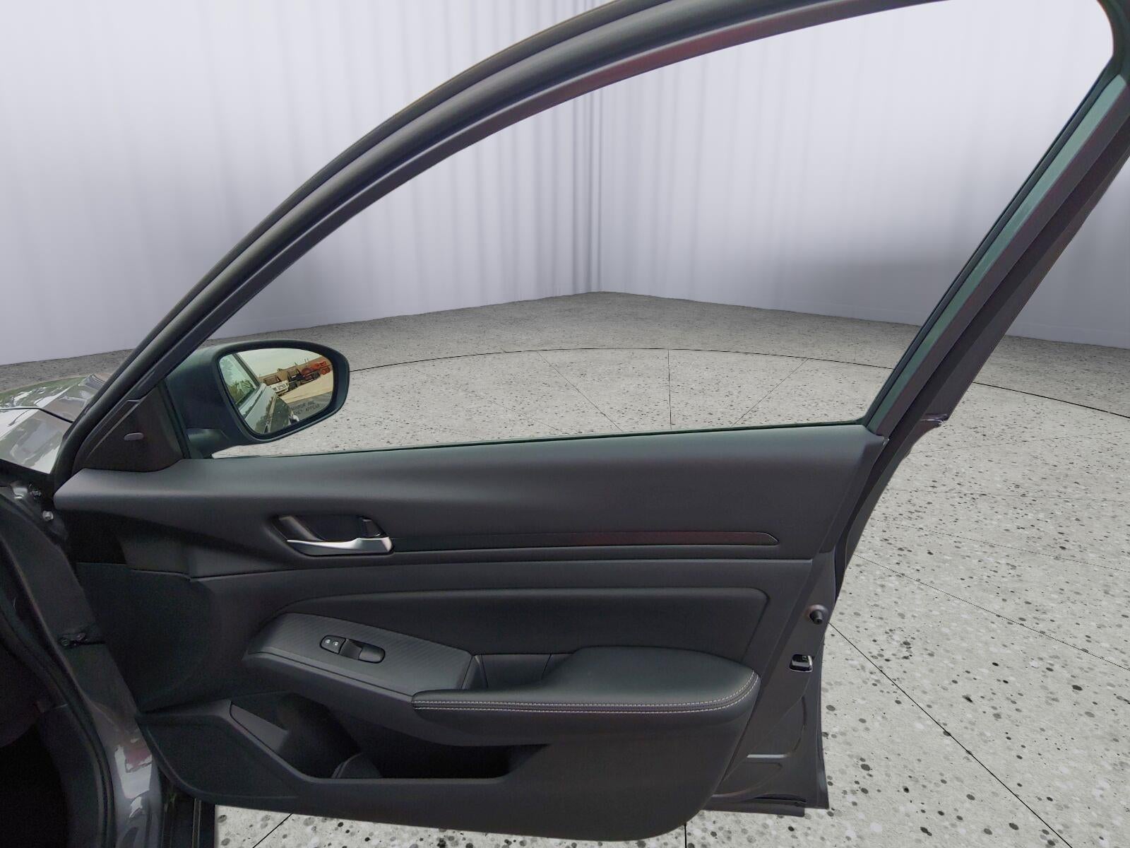 2025 Nissan Altima SV - Photo 28