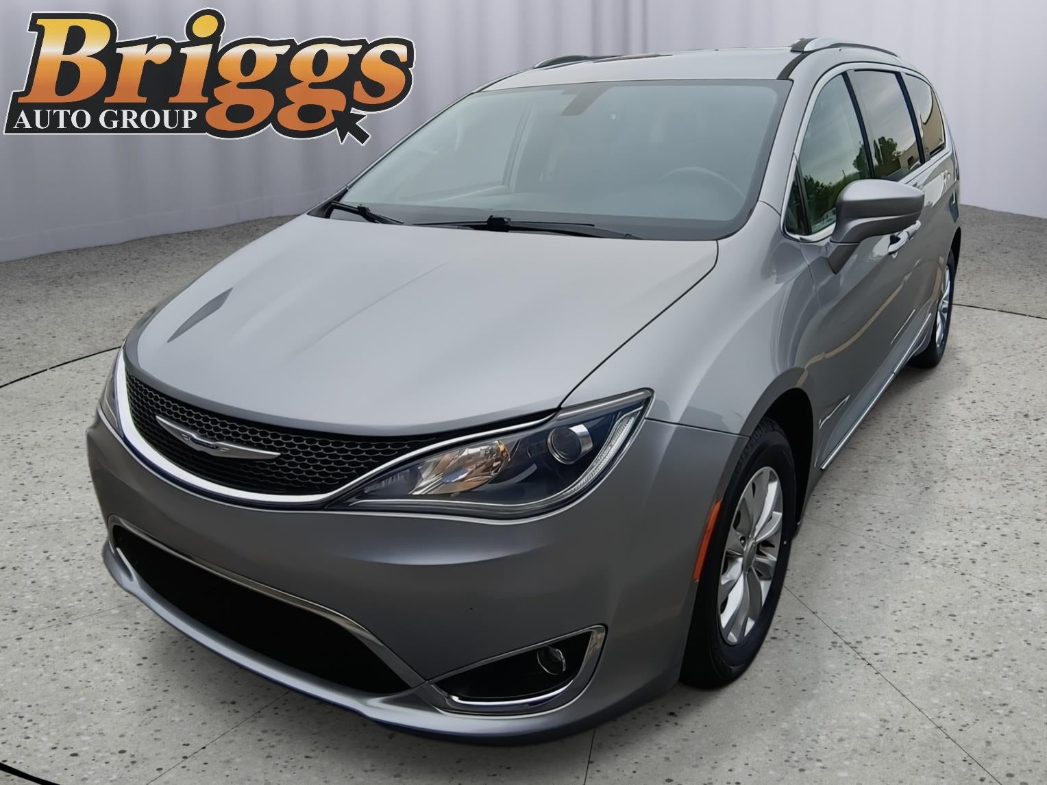 2018 Chrysler Pacifica Touring L's photo