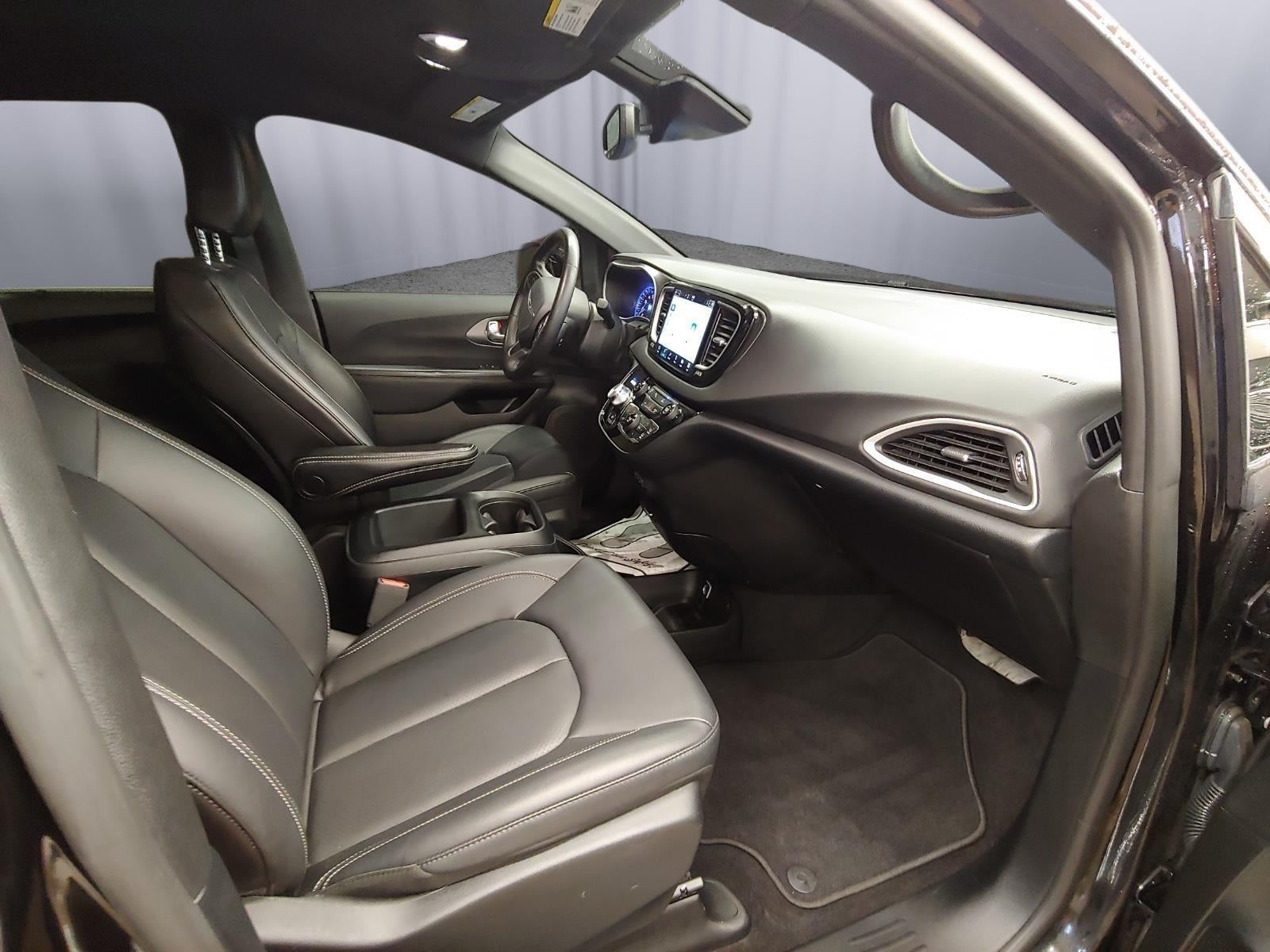 2025 Chrysler Voyager LX