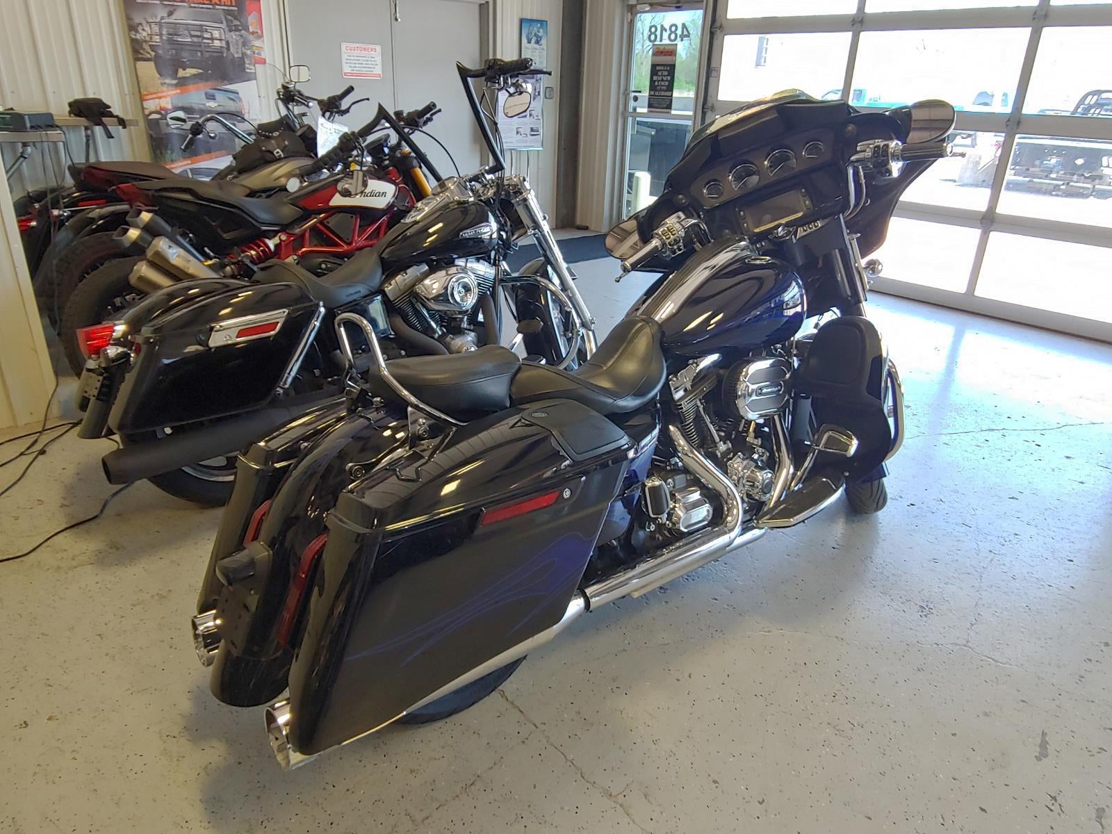 2016 HARLEY-DAVIDSON STREET GLIDE CVO Base